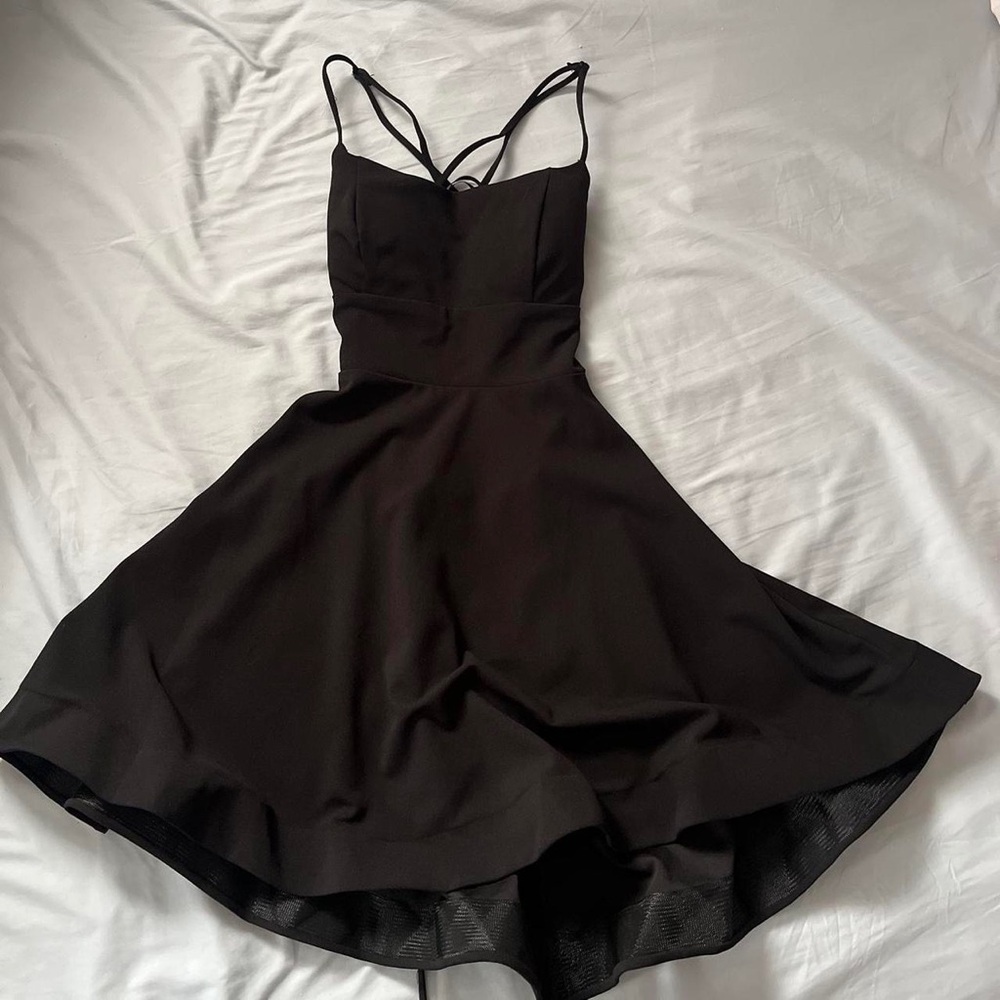 Beautiful black dress! It is mini with a flattering flowy flare💗